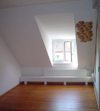 Neue weiße Wandfarbe und ein sanierter Holzfussboden bringt neuen Glanz in das Dachgeschoss.