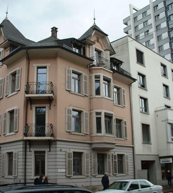 Die Fassade des Beratungszentrums in Baden vor der Fassadensanierung.