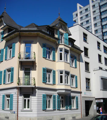 Und die Fassade nach der Sanierung wie sie in frischen Farben erstrahlt.