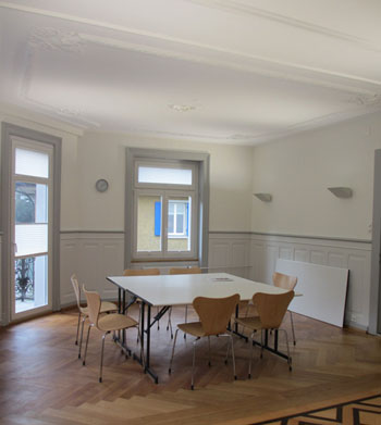 Das frische und modernisierte Sitzungszimmer. Der Teppichboden wurde u.a. entfernt und nun ertrahlt der Parkettboden in neuem Glanz.