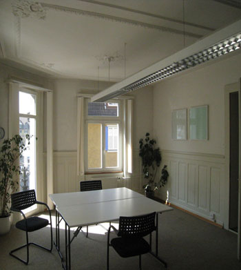 Sitzungszimmer in angestaubtem 80er Jahre Charme.