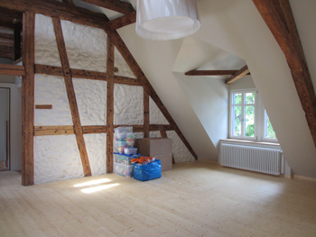 Alte Balken wurden wieder frei gelegt, die Wände erstrahlen neu verputzt und geweißt, der Holzfussboden ebenso und der globige Einbauschrank wurde entfernt.
