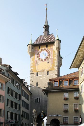 Die alte Fassade des Badener Stadtturms zur Altstadt hin.