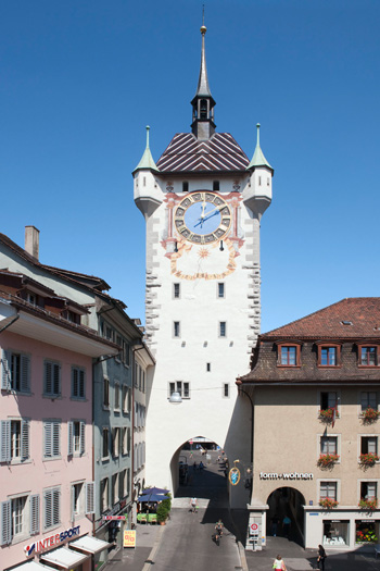 Der aufwändig historisch sanierte Stadtturm erstrahlt in neuem (alten) Glanz.